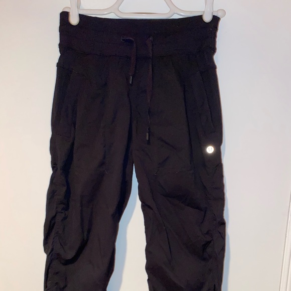 Black studio crops - Picture 1 of 4